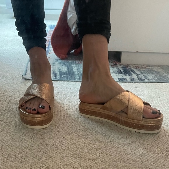 *NWT* ♡ Vince Camuto Slip On Platform Sandal​ - Picture 6 of 9